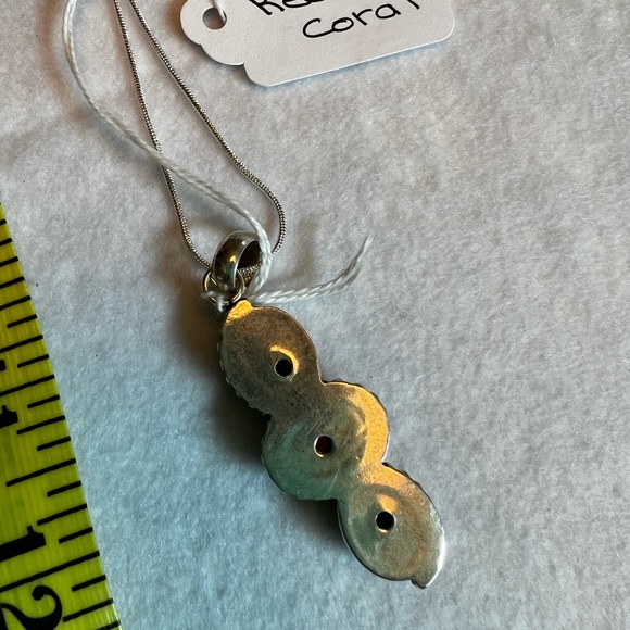 Red coral three stone pendant set in 925 sterling - Picture 3 of 4